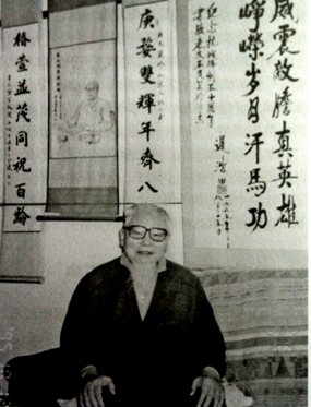 朱亚民时任我抗日民主政权奉贤县县长。身后条幅“威震敌胆真英雄 峥嵘岁月汗马功”为时任国防部长迟浩田题书。.jpg